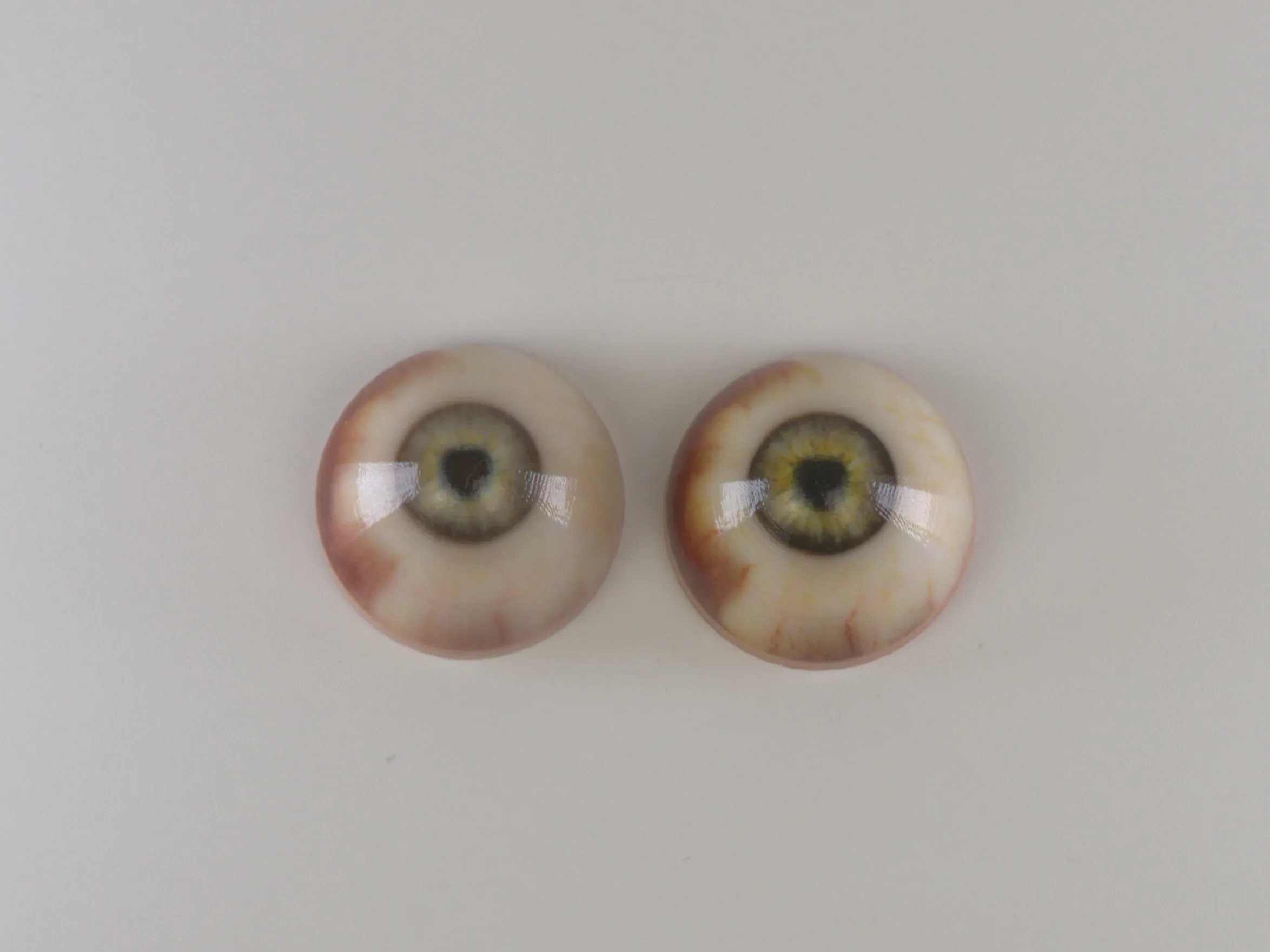 Comparing two eye prosthetics printed with PrismSlicer where the right one is
optimized.